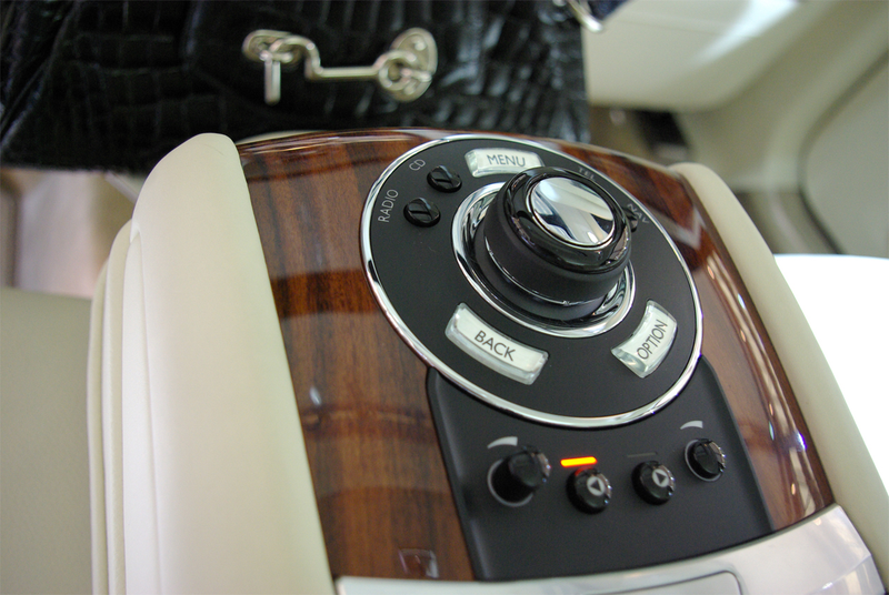 Illustration for article titled Rolls Royce 200EX Auto-Adjusting Purse Holder For The Ladies
